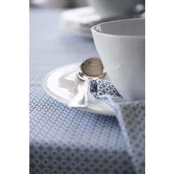 Bordsduk, bomull, Destiny, Vit/Marinblå, Shyness Produktkategori: Textil. Köp hos Byggnadsvardskompaniet.se