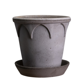 Kruka Elisabeth The Queen, Terracotta Grå - Bergs Potter Produktkategori: Krukor och Keramik. Köp hos Byggnadsvardskompaniet.se