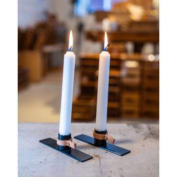Ljusstake, Järn & Läder, 2-pack, Ladugården 1898 Produktkategori: Inredning. Köp hos Byggnadsvardskompaniet.se