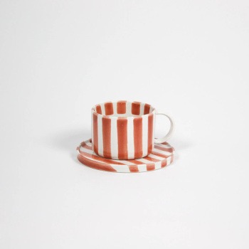 Kaffekopp med fat, Monica, Rost-Orange Produktkategori: Glas, Porslin & Dukning. Köp hos Byggnadsvardskompaniet.se
