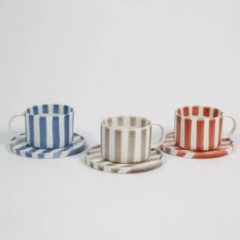 Kaffekopp med fat, Monica ,Beige Produktkategori: Glas, Porslin & Dukning. Köp hos Byggnadsvardskompaniet.se