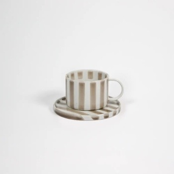 Kaffekopp med fat, Monica ,Beige Produktkategori: Glas, Porslin & Dukning. Köp hos Byggnadsvardskompaniet.se