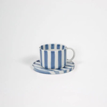 Kaffekopp med fat, Monica, Blå Produktkategori: Glas, Porslin & Dukning. Köp hos Byggnadsvardskompaniet.se