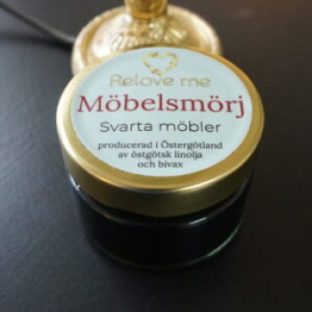 Möbelsmörj Svarta möbler Produktkategori: Olja & Vax. Köp hos Byggnadsvardskompaniet.se