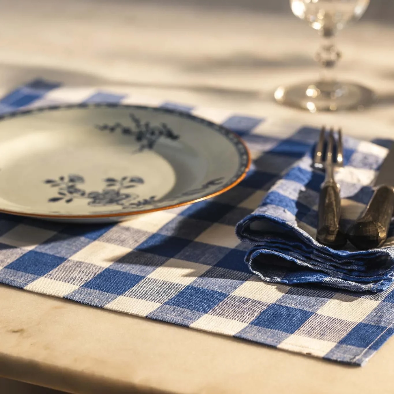 Bordstablett Gingham – Blå/Vit Produktkategori: Glas, Porslin & Dukning, Hemliv. Köp hos Byggnadsvardskompaniet.se