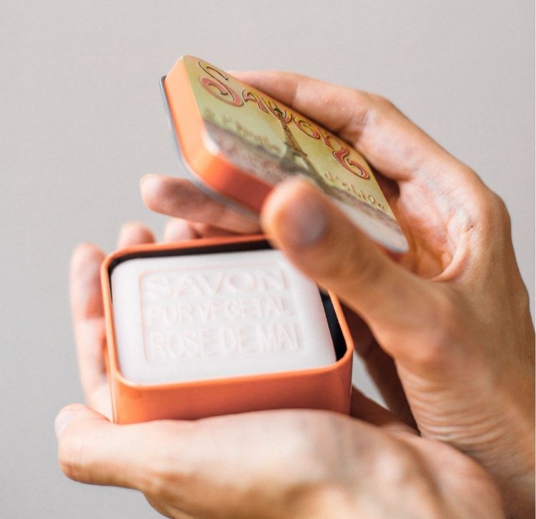 Marseille tvål i plåtask Marina – lavendel Produktkategori: Fast Tvål. Köp hos Byggnadsvardskompaniet.se